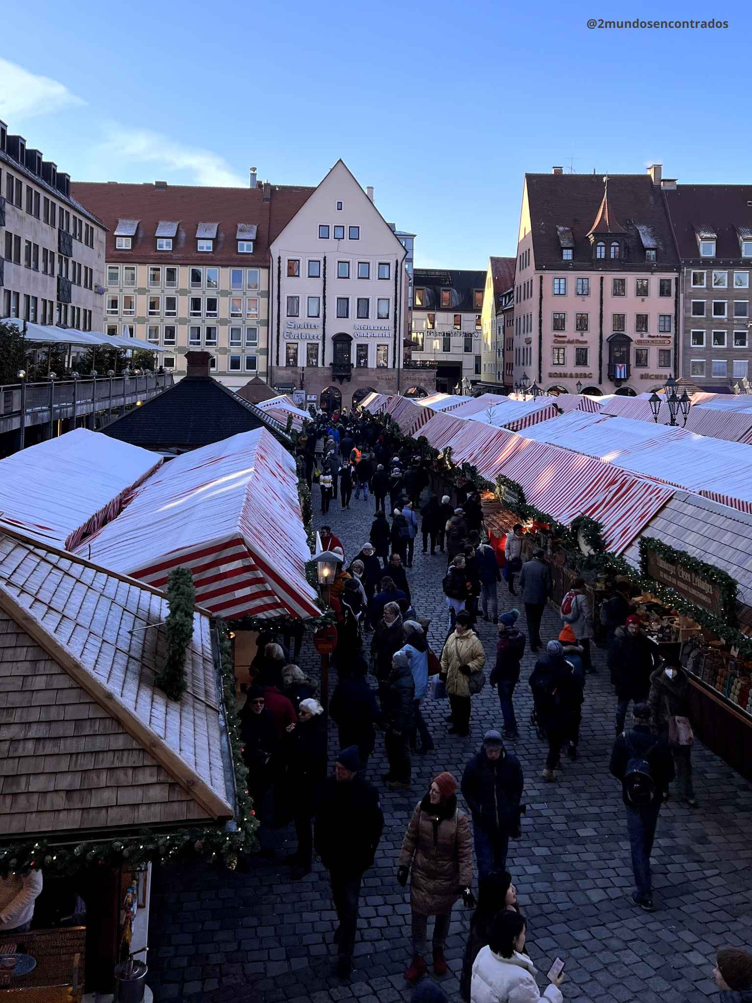 Vista del mercado de Navidad de Núremberg en la plaza Hauptmarkt con sus característicos puestos de madera.