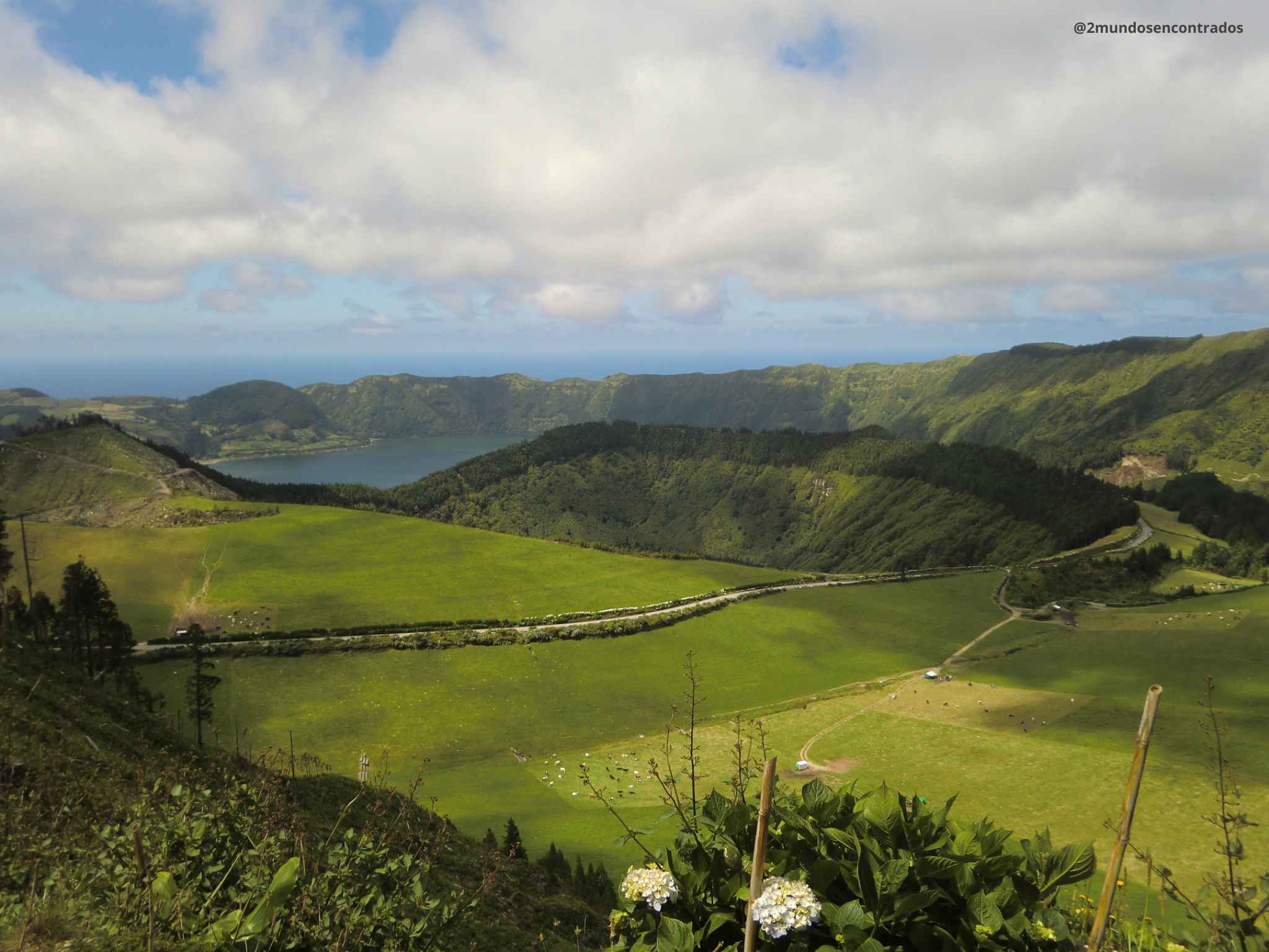 Paisaje de la caldera de Sete Cidades desde un mirador en São Miguel