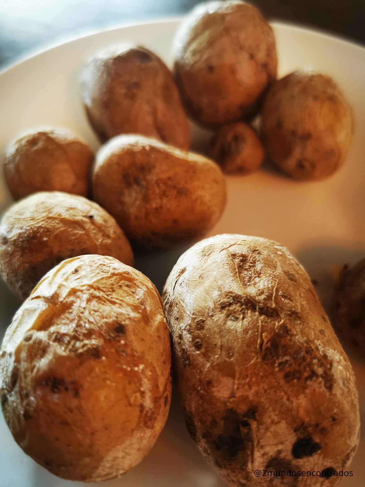 Ración de patatas arrugadas asadas con piel servidas en un plato blanco. Qué ver en La Palma en 5 días