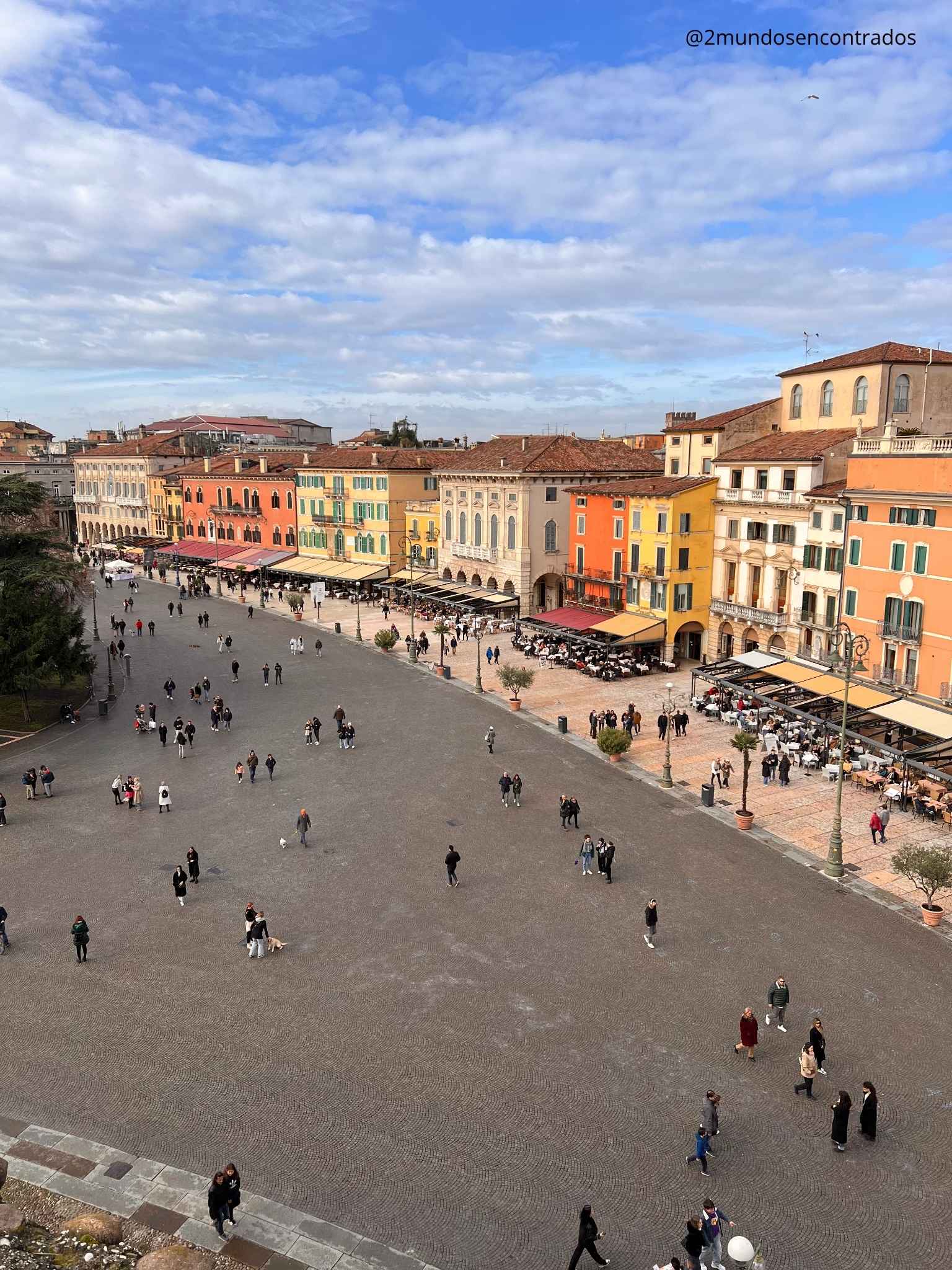 Vista aérea de la Piazza Bra y sus edificios de colores en Verona.