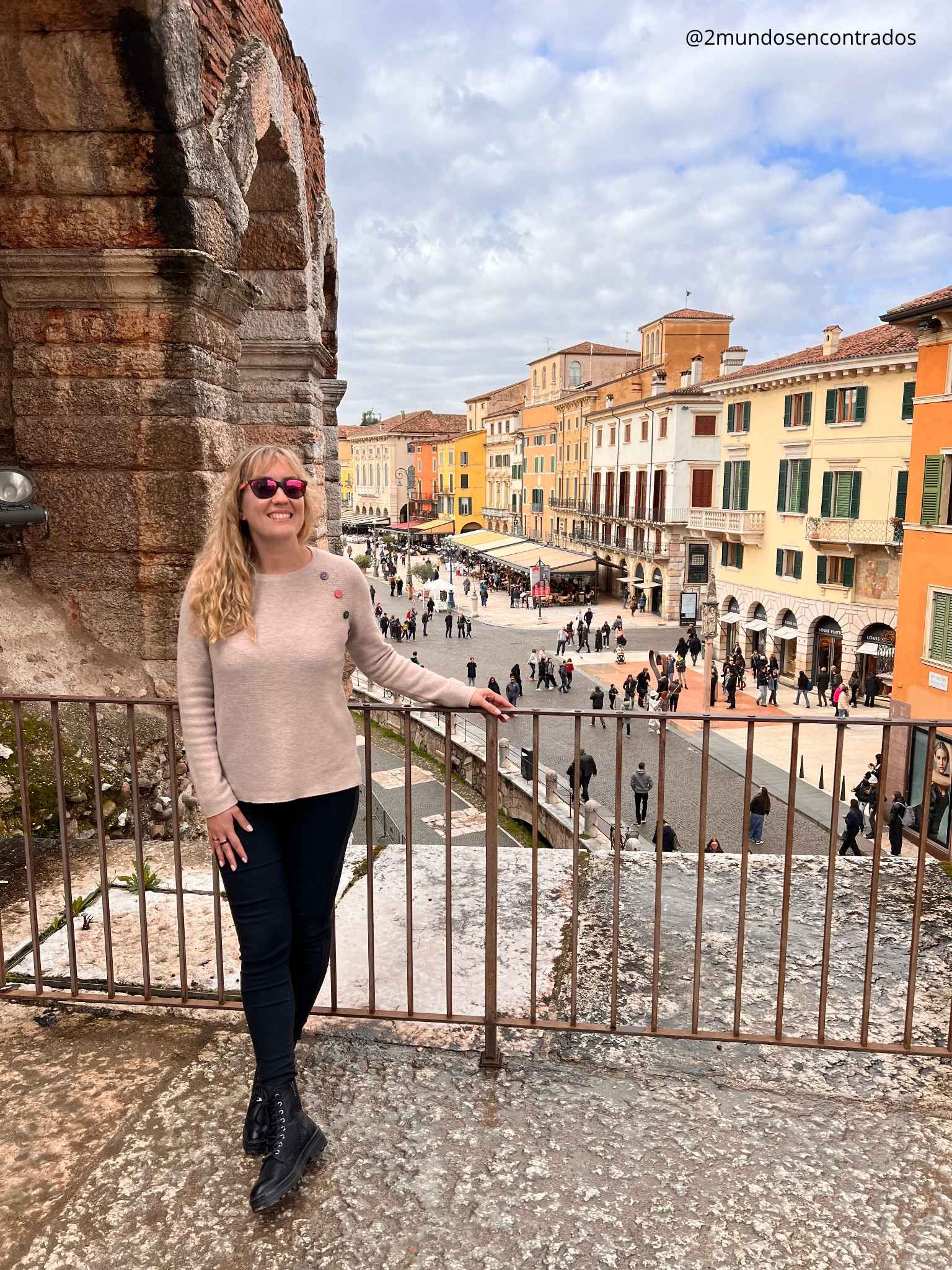 Vista de la Piazza Bra y sus edificios de colores desde la Arena de Verona.