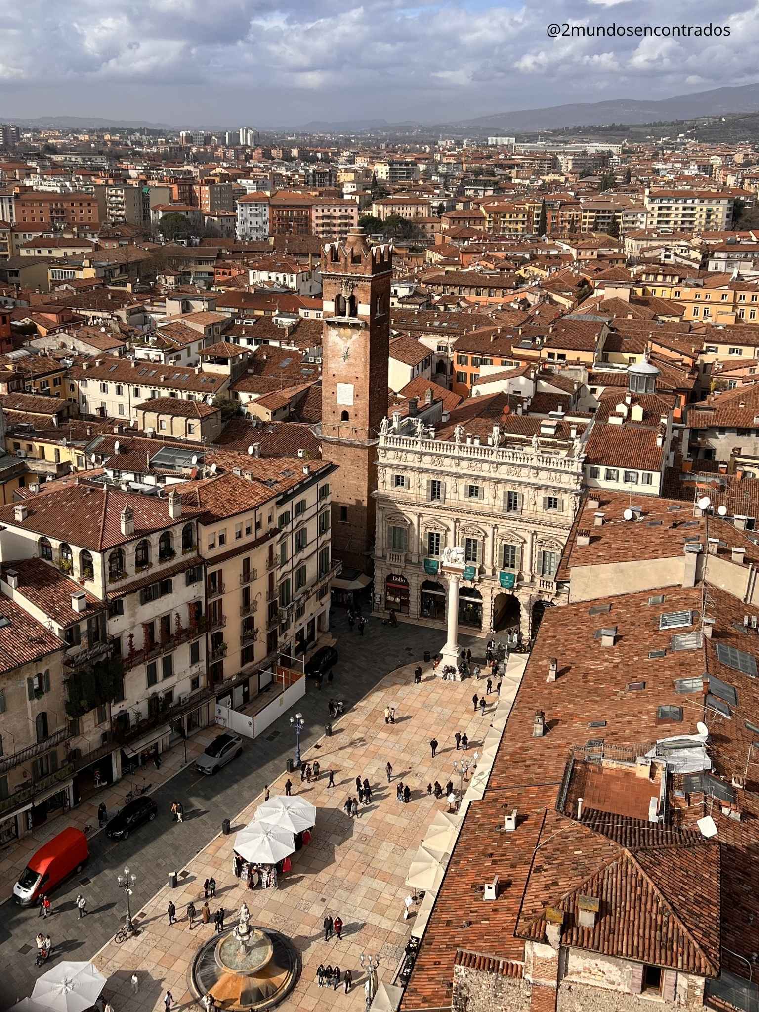 Vista panorámica de la Piazza delle Erbe y la Torre dei Lamberti en Verona.