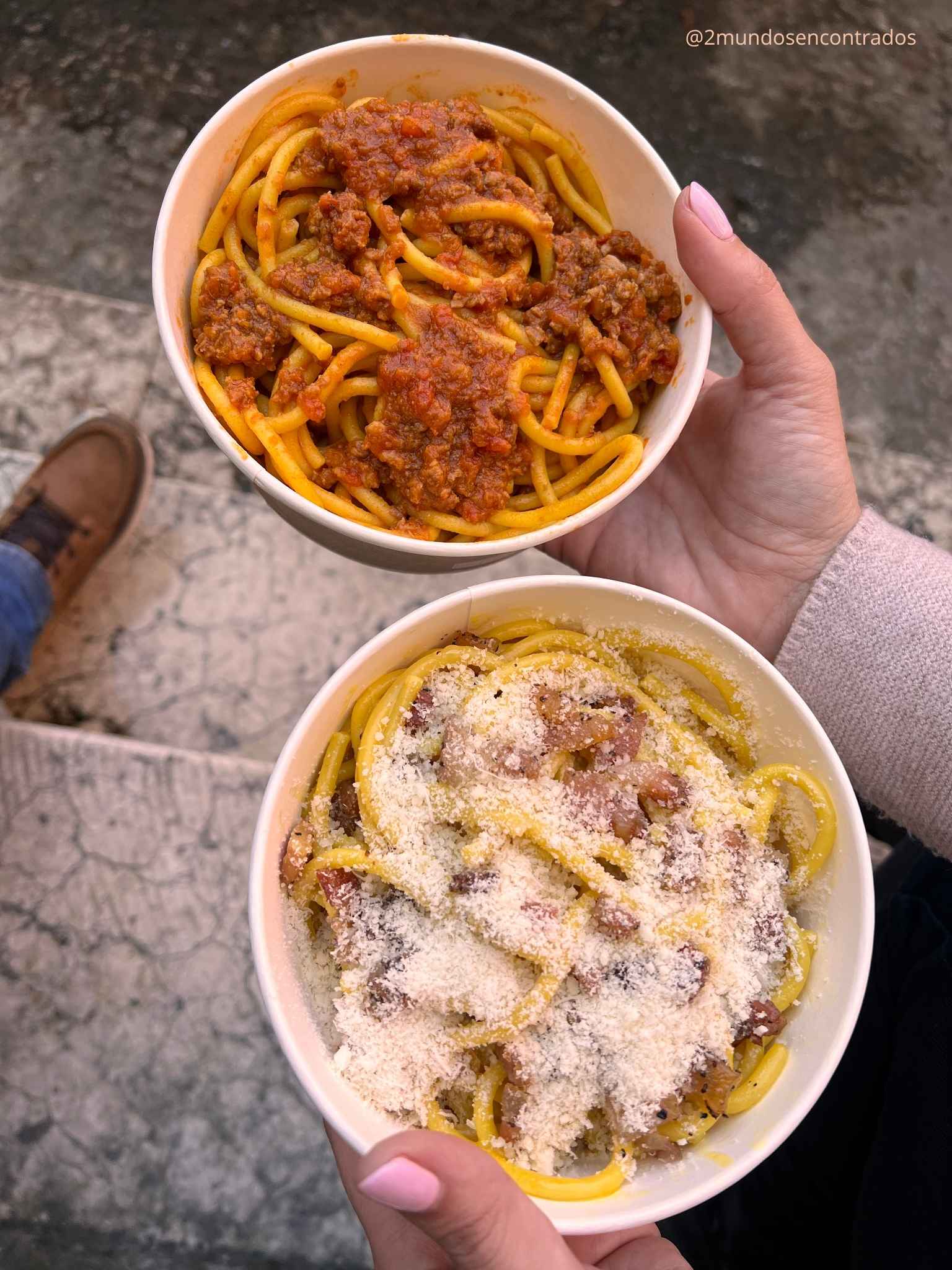 Dos cuencos de pasta fresca con salsa carbonara y ragú en Verona.