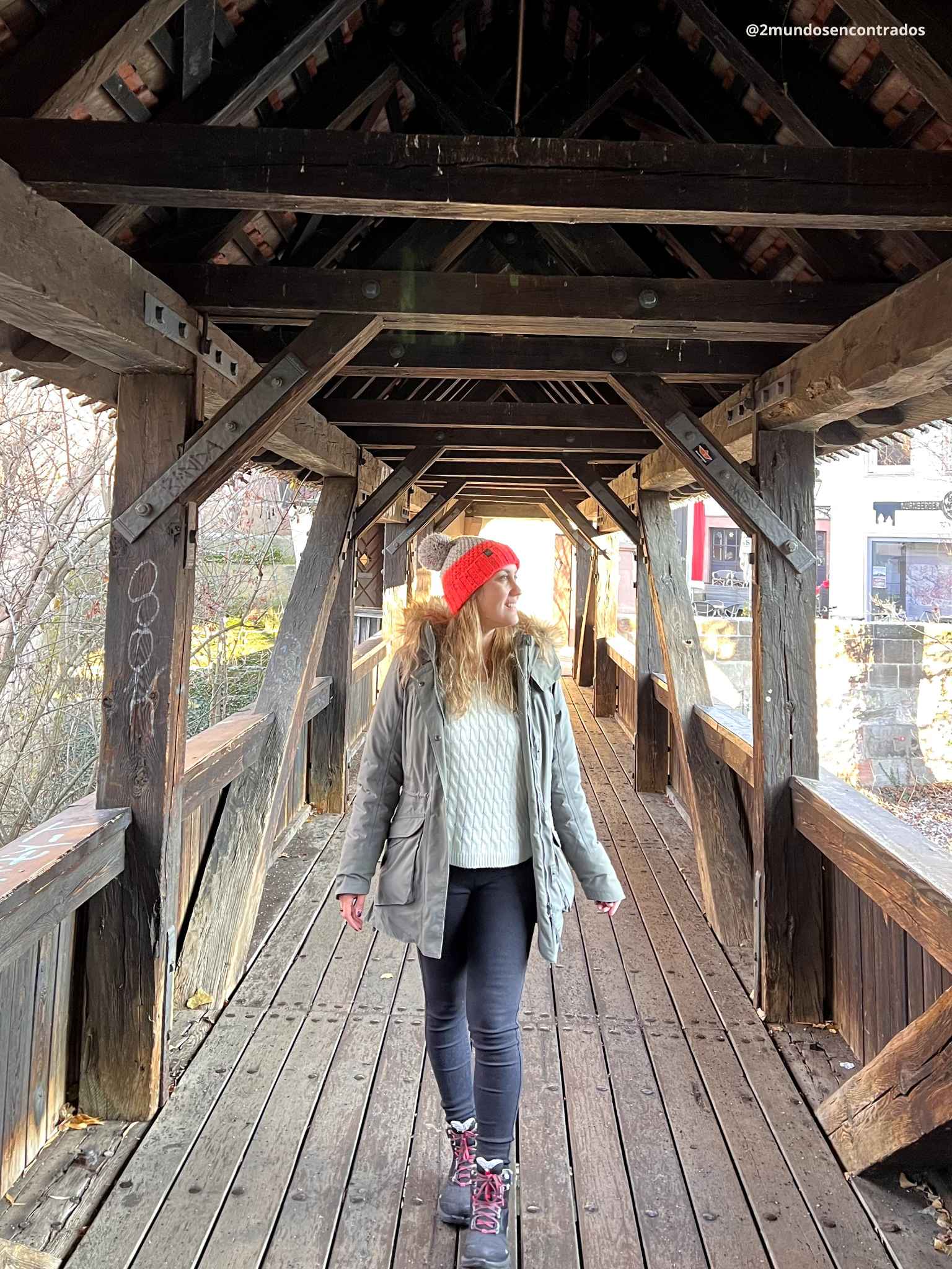 Puente cubierto Henkersteg, uno de los rincones más bonitos del casco histórico de Núremberg.