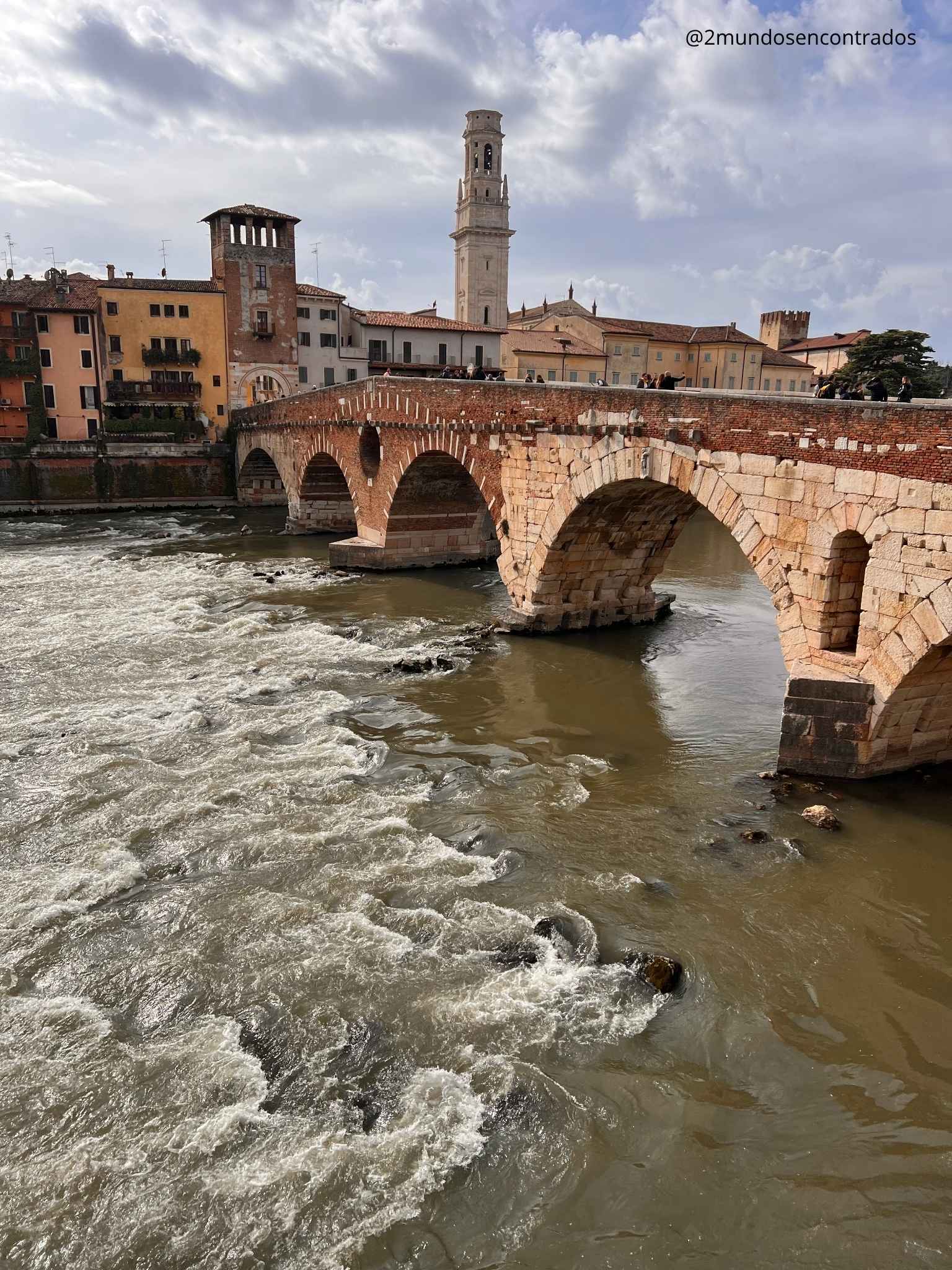 Vista panorámica del Puente Pietra y la Catedral de Verona sobre el río Adigio.