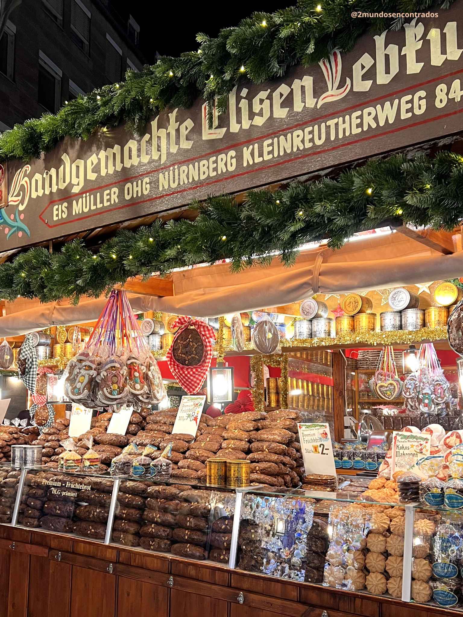 Puesto de Lebkuchen y dulces tradicionales en el mercado de Navidad de Núremberg.