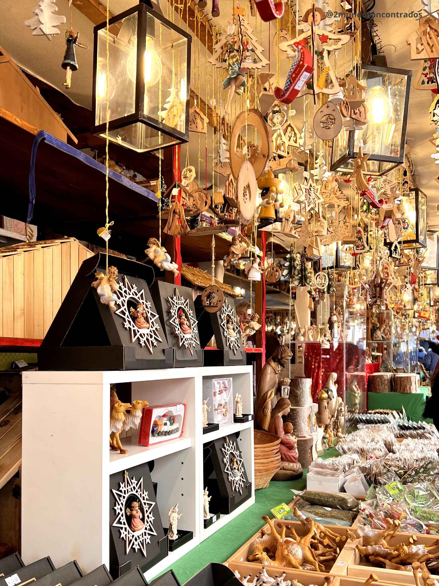 Puesto de artesanía con adornos navideños de madera en el mercado de Navidad de Núremberg, Alemania.