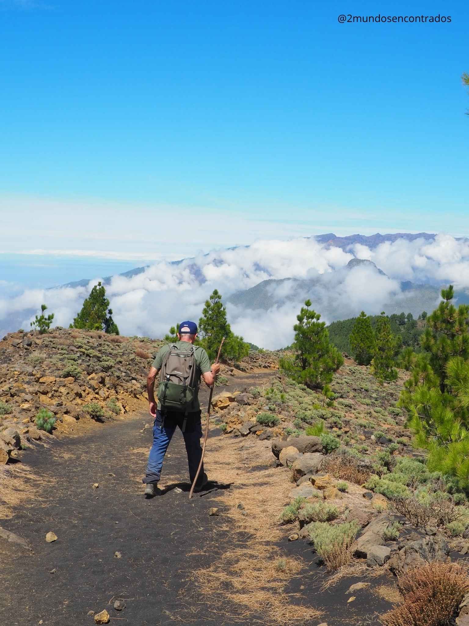Padre de Eva caminando por un sendero de montaña con vistas panorámicas al mar de nubes en La Palma. Qué ver en La Palma en 5 días