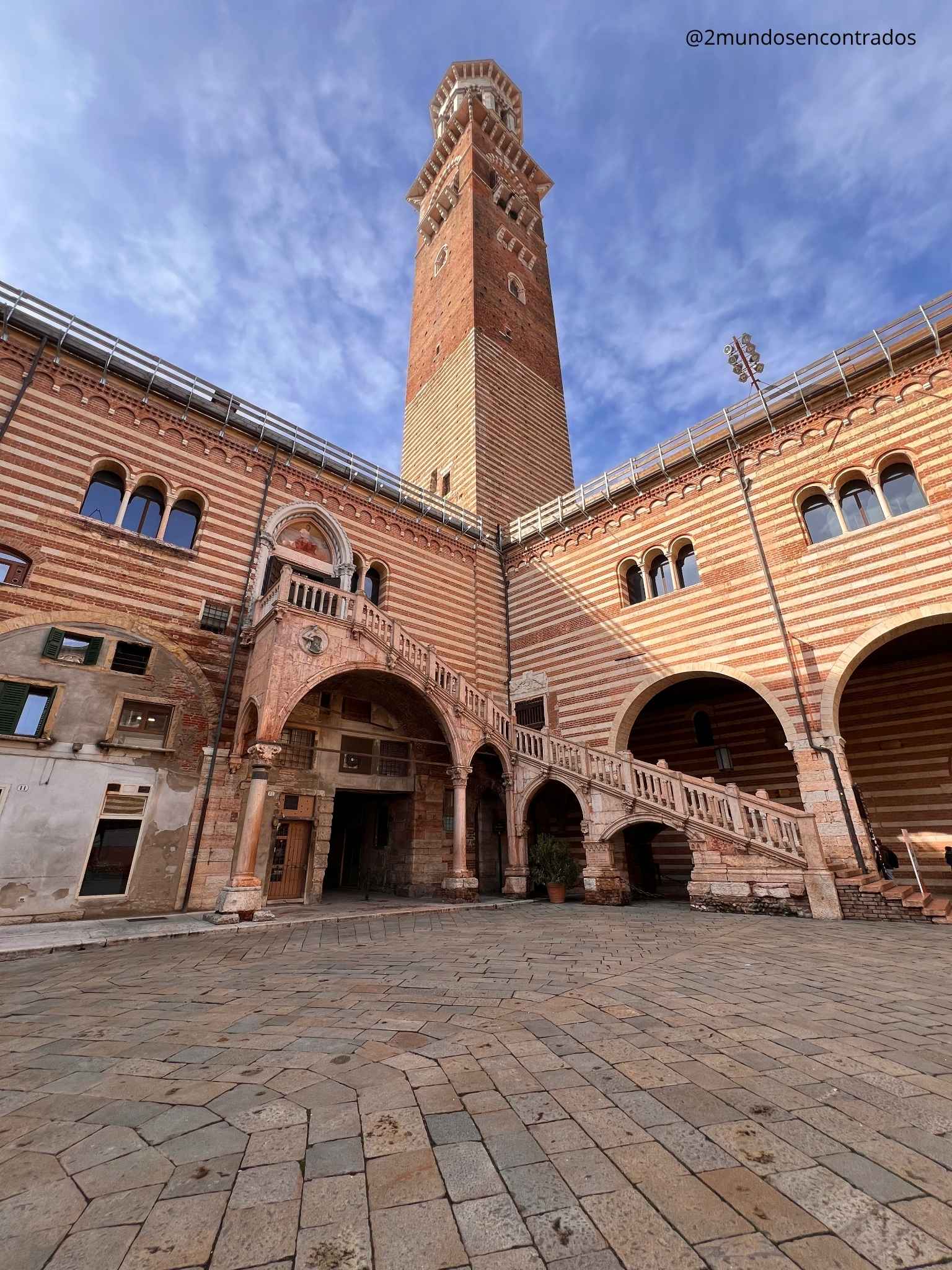Torre dei Lamberti y el patio del Palazzo della Ragione en Verona. Qué ver en Verona en 2 días