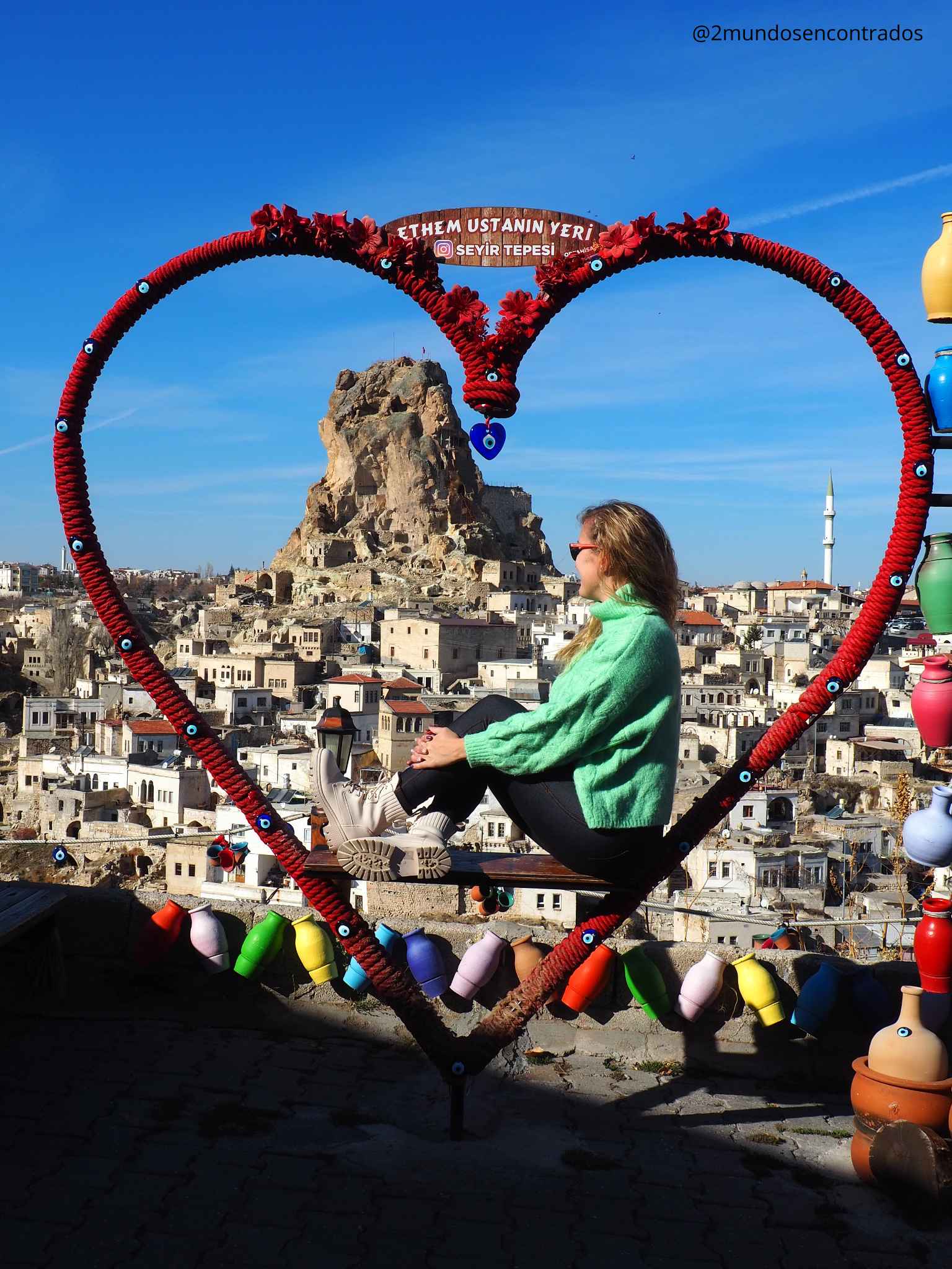 Eva sentada en un banco de un mirador con vistas al paisaje de Capadocia, Turquía