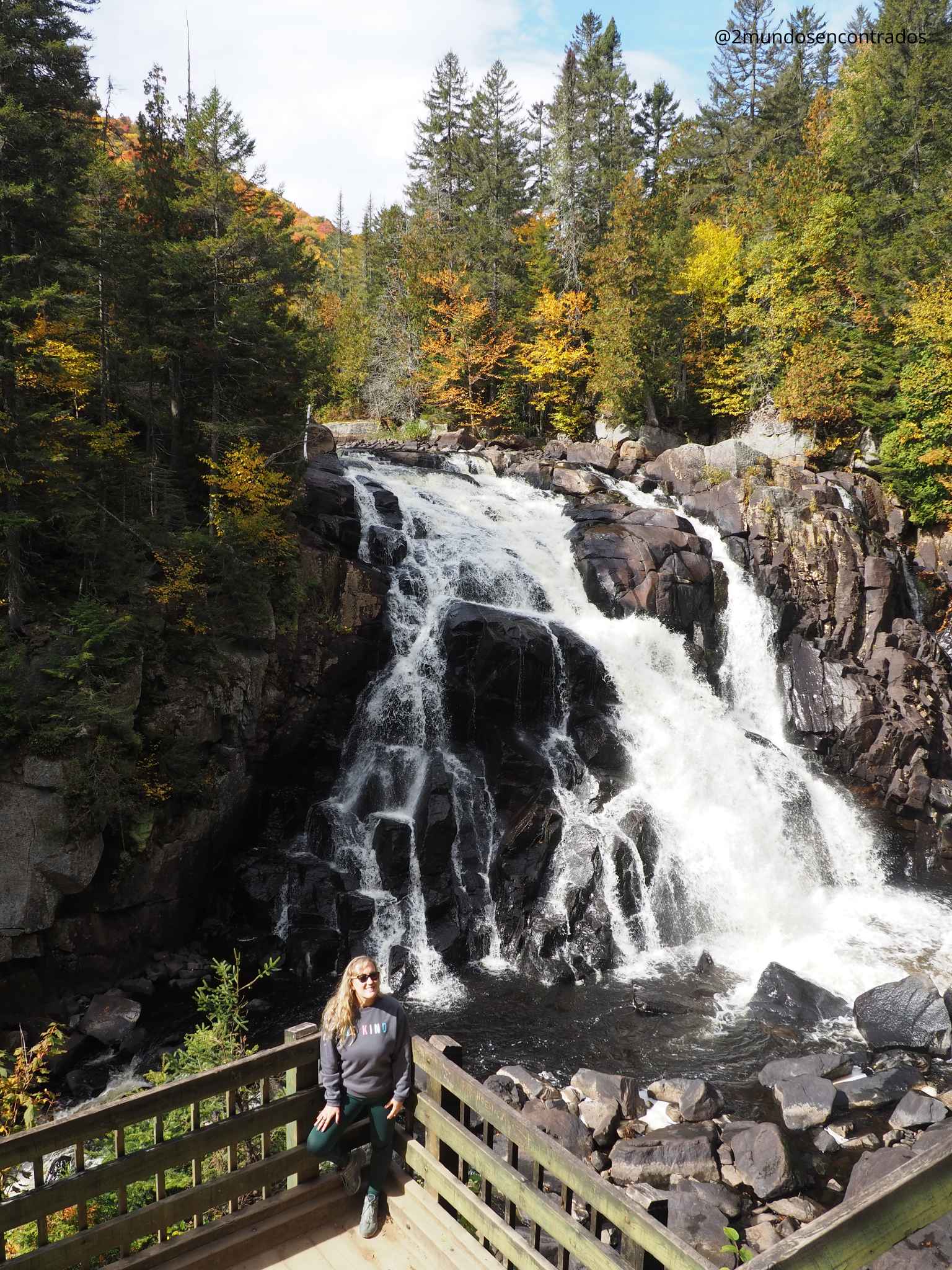 Mirador frente a la cascada Chute du Diable rodeada de bosque de otoño.