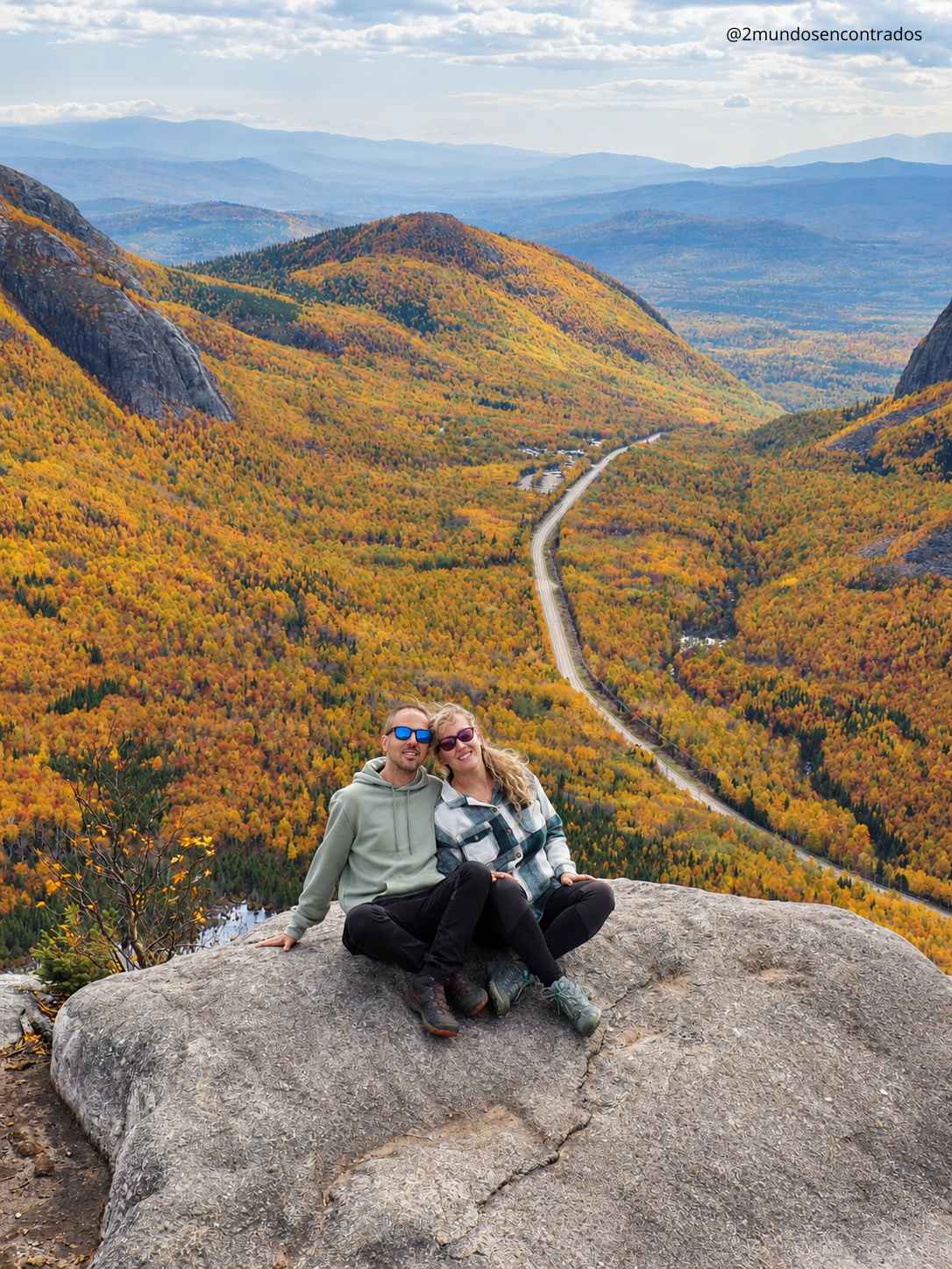 Qué ver en Québec en 10 días. Alex y Eva sentados en una roca en la cima del Mont du Dôme con vistas al valle de Charlevoix en otoño.