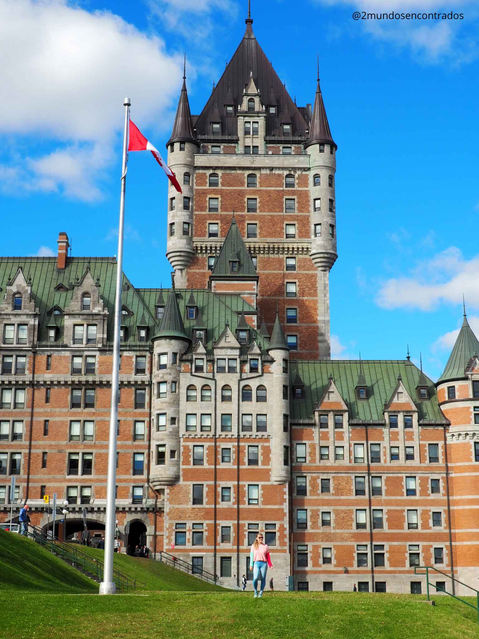 Eva posando frente al emblemático hotel Château Frontenac en la ciudad de Québec. Qué ver en Québec en 10 días