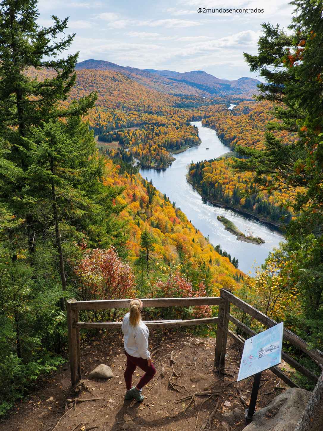 Qué ver en Québec en 10 días. Eva observando el río Jacques-Cartier desde el mirador del sentier L'Éperon entre árboles de otoño.