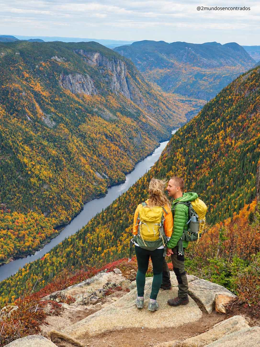 Eva y Alex observando el río y el cañón otoñal desde el mirador de Acropole des Draveurs.
